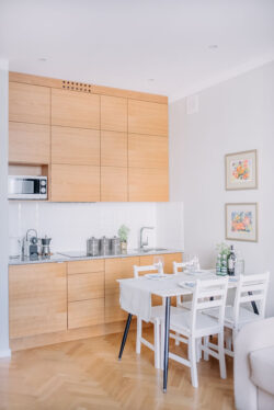 zdjęcie pokazujące anelks kuchenny i jadalnie