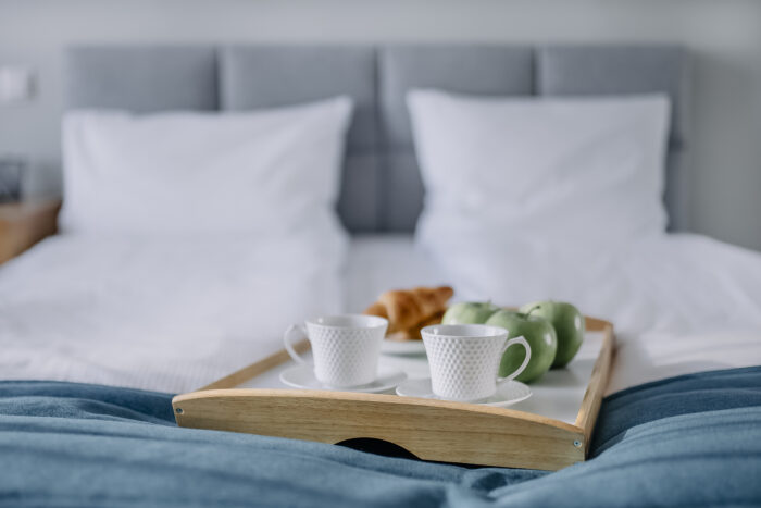 obrazek pokazujący pościelone łózko w apartamencie na wynajem krótkoterminowy obrazek pokazujący pościelone łózko w apartamencie na wynajem krótkoterminowy